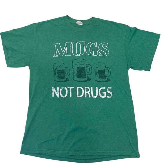 Mugs Not Drugs‎ Graphic T-Shirt Funny Drinking Tee St Patrick's Day Party Size L - Picture 1 of 5